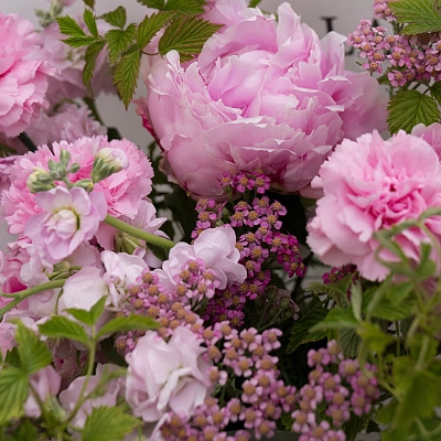 Букет с розовыми пионами